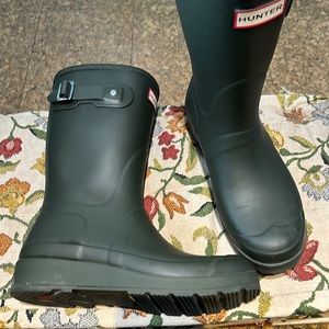 Hunter Dark Green slight wedge play boots sz8